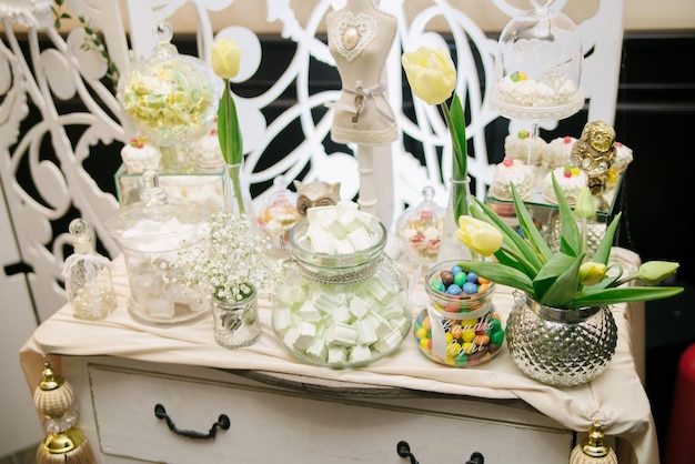 Bruiloft candybar met gele tulpen