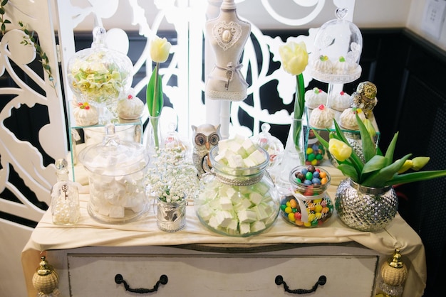 Bruiloft candybar met gele tulpen