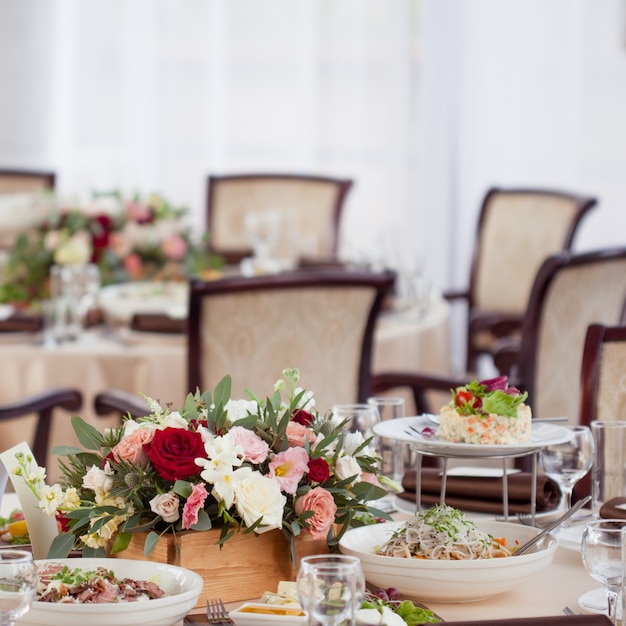 Bruiloft decor. Bloemen in het restaurant, eten op tafel