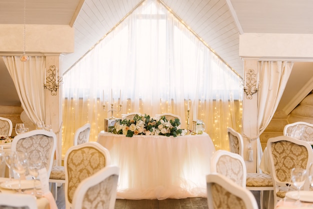 Bruiloft decor in een mooie lichte kamer