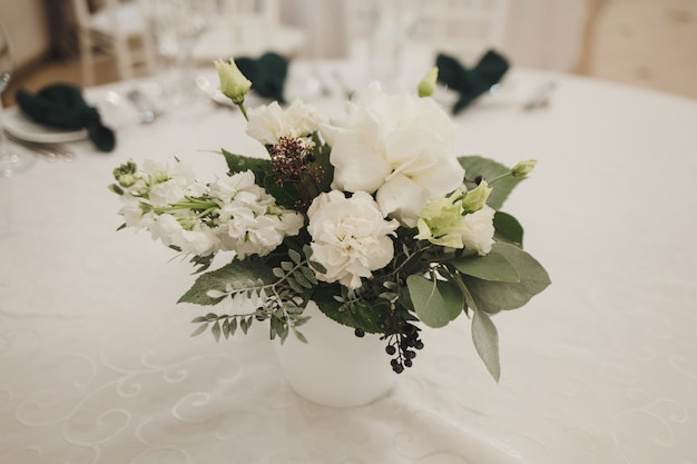 Bruiloft decor op tafel. Een boeket verse bloemen.