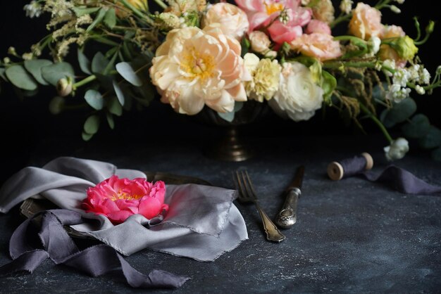 Bruiloft decor, roze pioen op zijden servetten en bloemstuk op een donkere achtergrond, bruiloft boeket, decorateur, selectieve aandacht