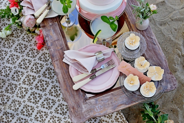 bruiloft decoratie, gedecoreerde tafel, kaars, cake, mooie servies, zwart, gouden en roze kleur