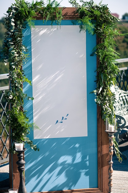 Bruiloft evenement buiten decoratie setup zomertijd blauw houten scherm met wit papier kopie ruimte