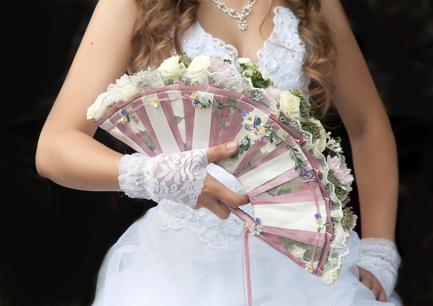 Bruiloft fanboeket versierd met rozen