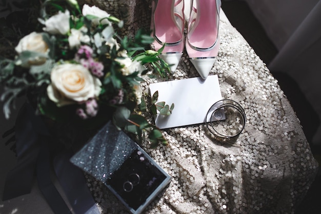 Foto bruiloft flatlay met boeket, ringen en accessoires