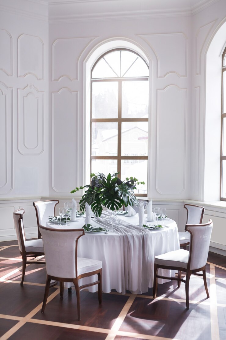 Bruiloft geserveerd tafel setting met natuur thema van palmboom bladeren