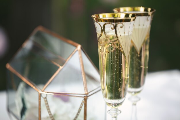 Bruiloft glazen met champagne op tafel