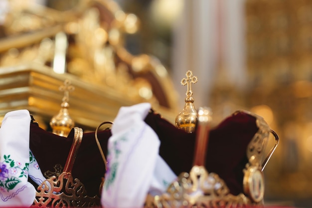 Bruiloft gouden kronen klaar voor huwelijksceremonie in orthodoxe kerk
