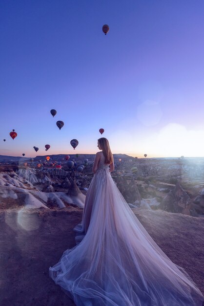 Bruiloft in Cappadocië GÃ¶reme met een jong getrouwd stel op de achtergrond van ballonnen.