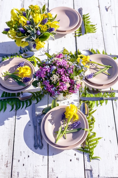 Bruiloft in rustieke stijl. Boeketten van wilde bloemen.