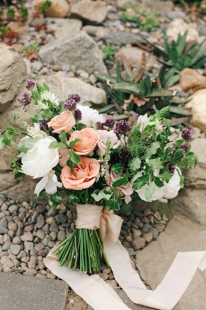 Bruiloft mooi boeket verzameld van verschillende verse bloemen