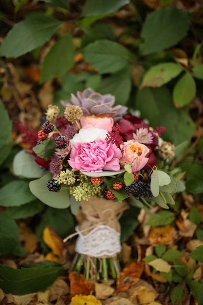 Bruiloft mooi boeket verzameld van verschillende verse bloemen