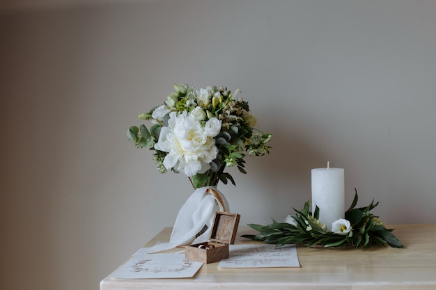 Bruiloft mooie bruids boeket van witte rozen.