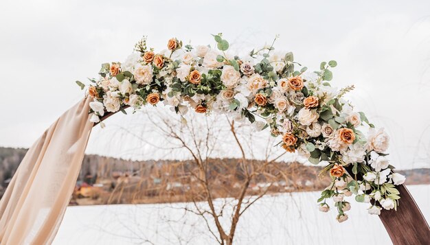 Bruiloft ronde boog met bloemen en stof in de lente of winter De plaats van de bruid en bruidegom voor de ceremonie in de natuur