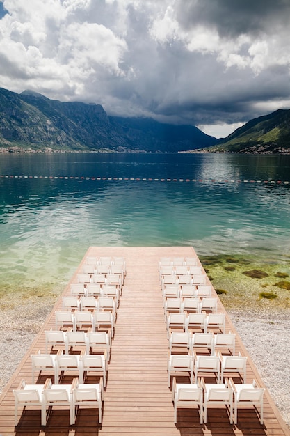 Foto bruiloft stoelen met bloemen decoratie. trouwlocatie ceremonie.