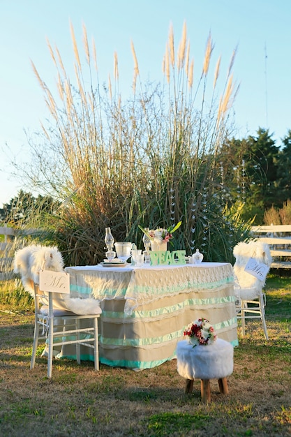 Bruiloft tabel ingericht in het veld bij zonsondergang