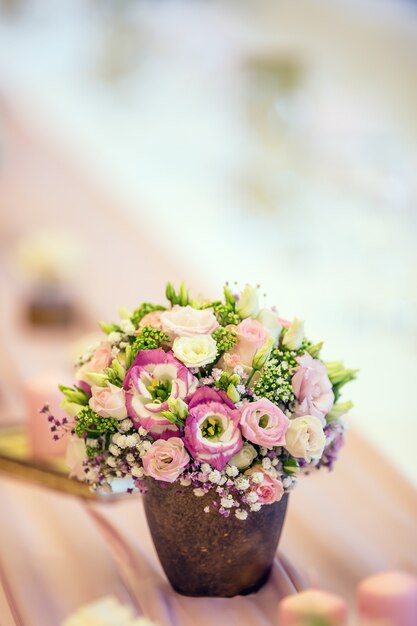 Bruiloft tafel instelling. Mooie tafelset met bloemen en glazen bekers voor een feestelijk evenement, feest of huwelijksreceptie.