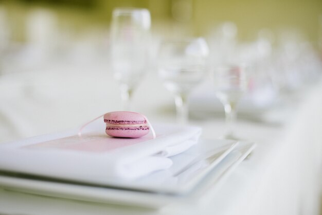 bruiloft tafel instelling roze macaron