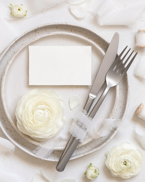 Foto bruiloft tafel met kaart in de buurt van crème rozen en witte zijden linten bovenaanzicht mockup