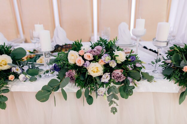 Bruiloft tafel versierd met bloemen