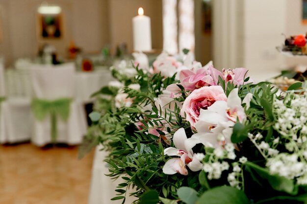 Bruiloft tafeldecoratie jonggehuwden Liedjes op de tafel van bloemen De roze en witte palet roos Orchid