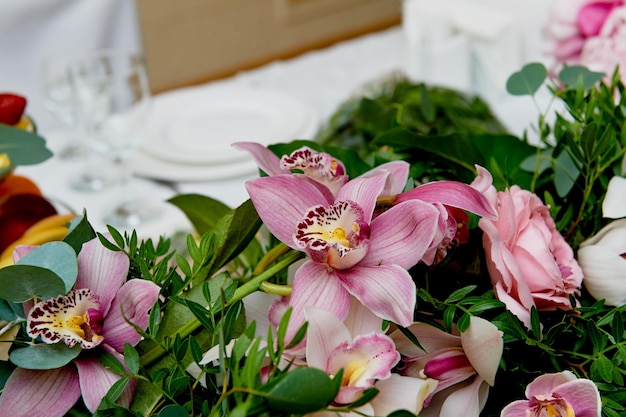 Bruiloft tafeldecoratie jonggehuwden liedjes op de tafel van bloemen de roze en witte palet roos orchid