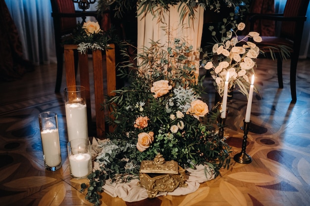 Bruiloft tafeldecoratie met bloemen op de tafel in het kasteel, tafeldecoratie voor het diner bij kaarslicht. diner met kaarsen.