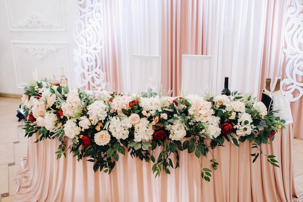 Bruiloft tafeldecoratie met bloemen op tafel, diner bij kaarslicht decor.