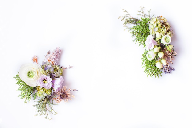 Bruiloft uitnodigingskaart tedere ranunculus en hortensia bloemen op een witte achtergrond bruiloft concept plat lag bovenaanzicht kopie ruimte