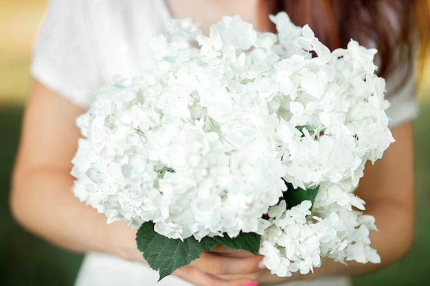 Bruiloft witte boeket bruid voor decoratief ontwerp. Witte achtergrond. Natuurlijke achtergrond. Helder