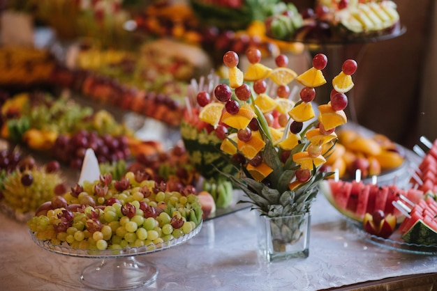 Bruiloftsbuffettafel met verschillende soorten vers fruit