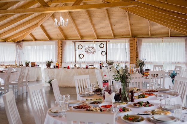 Bruiloftsdecor op een tafel in een restaurant