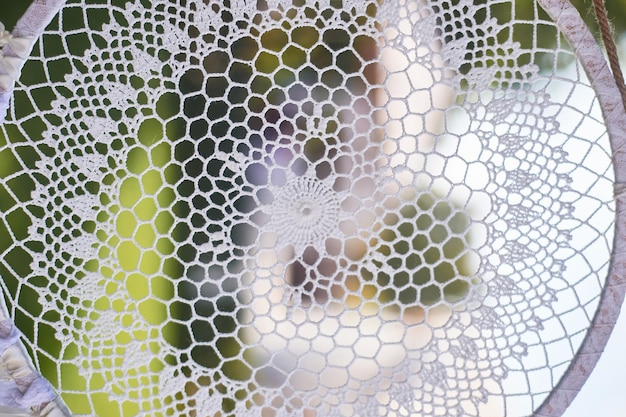 Bruiloftsdecoratie in Boho-stijlGemak en eenvoudDream catcher witte kleur gebreid De textuur is dichtbij Buiten hangen voor de boom