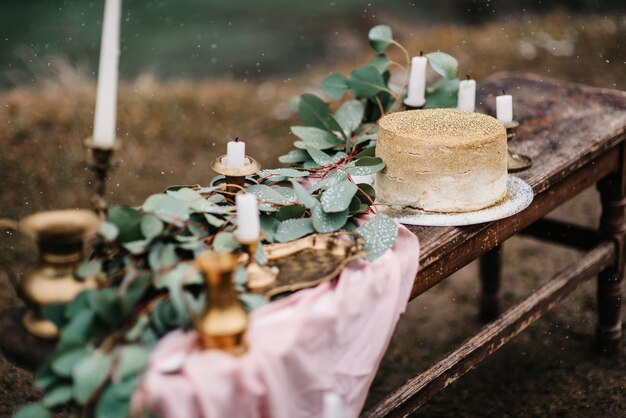 Bruiloftsdecoratie met een gouden taart