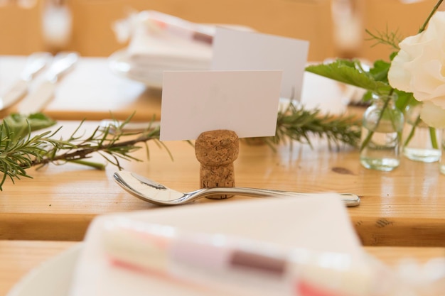 Bruiloftsreceptietafel opgesteld voor een evenement