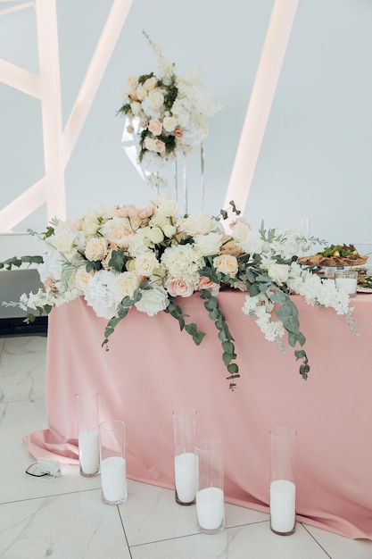 Bruiloftstafel decor met pastelkleuren Witte rozen en kaarsen