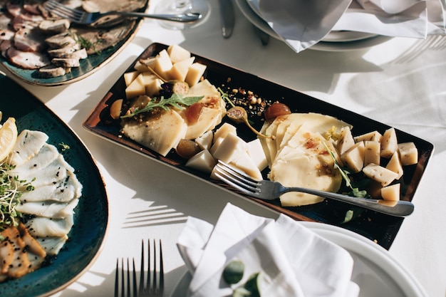 Bruiloftstafel met eten in restaurant Verschillende soorten kaas op een bord