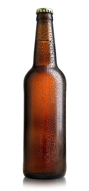 Bruin flesje bier geïsoleerd op een witte achtergrond