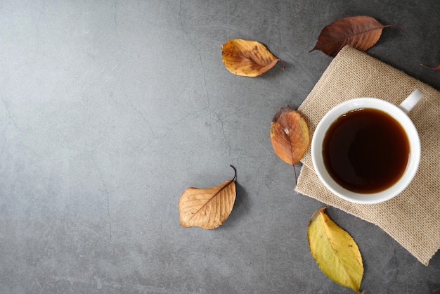 bruin gebrande koffiebonen en koffiekopje