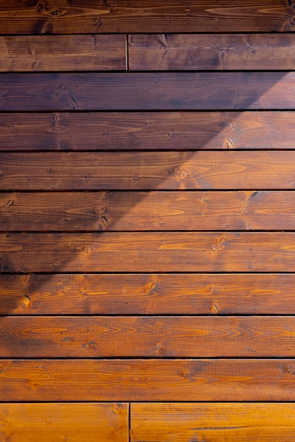 Bruin gekleurde dennenhouten planken muur