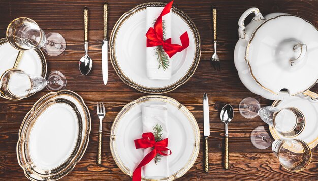 Bruin houten tafel met mooie kersttafel setting