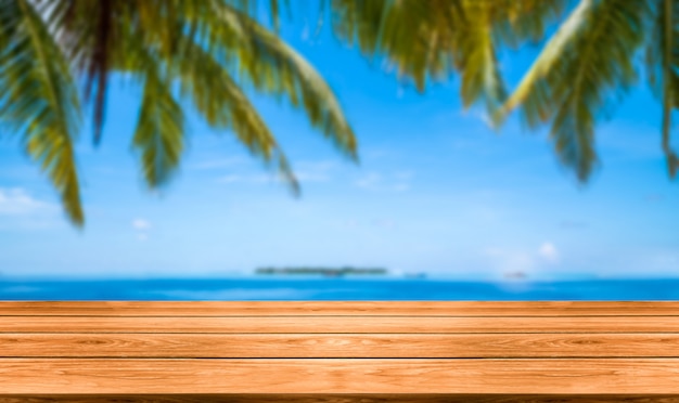 Bruin houten tafel op zomer tropisch strand.