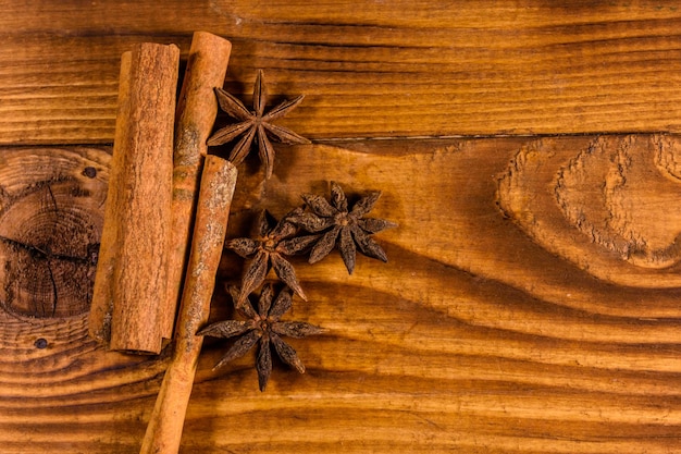 Bruin kaneelstokjes en steranijs op rustieke houten tafel. Bovenaanzicht