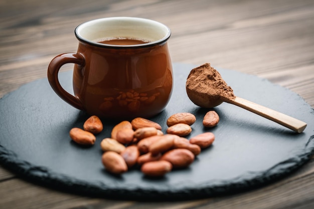 Bruin kopje verse cacaodrank met cacaobonen en poeder