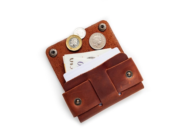 Bruin lederen portemonnee met blanco kaarten en geld geïsoleerd op een witte achtergrond