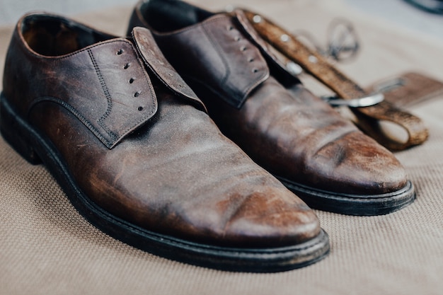 Bruin lederen retro schoenen riem steampunk zonnebril en een zakhorloge Vintage stijl