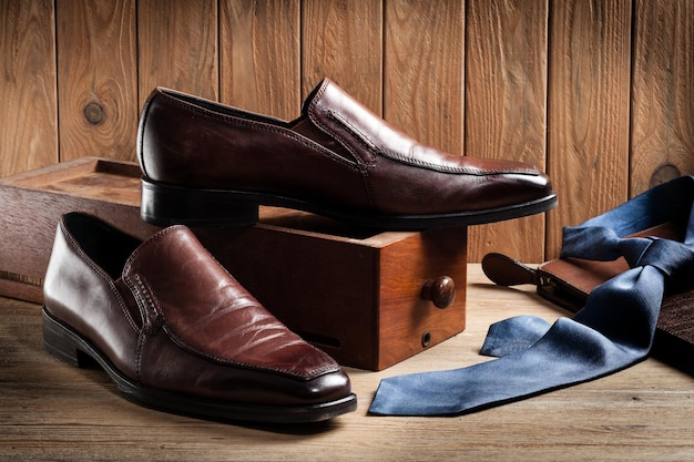 Bruin lederen schoenen voor mannen luxe lederen schoenen op houten achtergrond