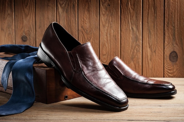 Bruin lederen schoenen voor mannen luxe lederen schoenen op houten achtergrond