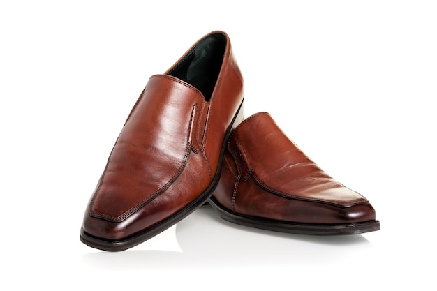 Bruin lederen schoenen voor mannen luxe lederen schoenen op witte achtergrond